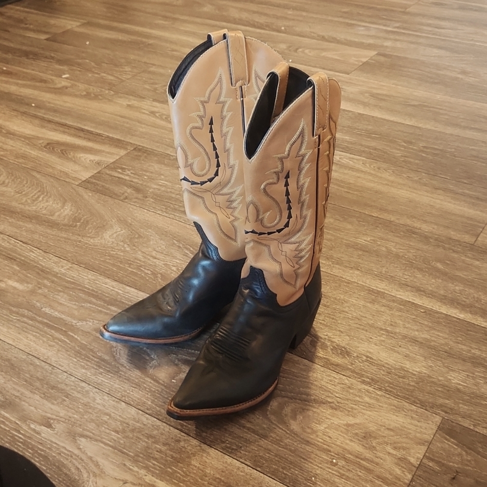 Justin leather cowgirl boots. Good condition. J flex. Cowboy boots.